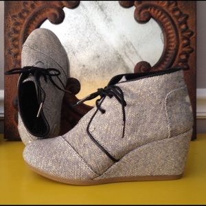 TOMS wedge - gray with black edging
